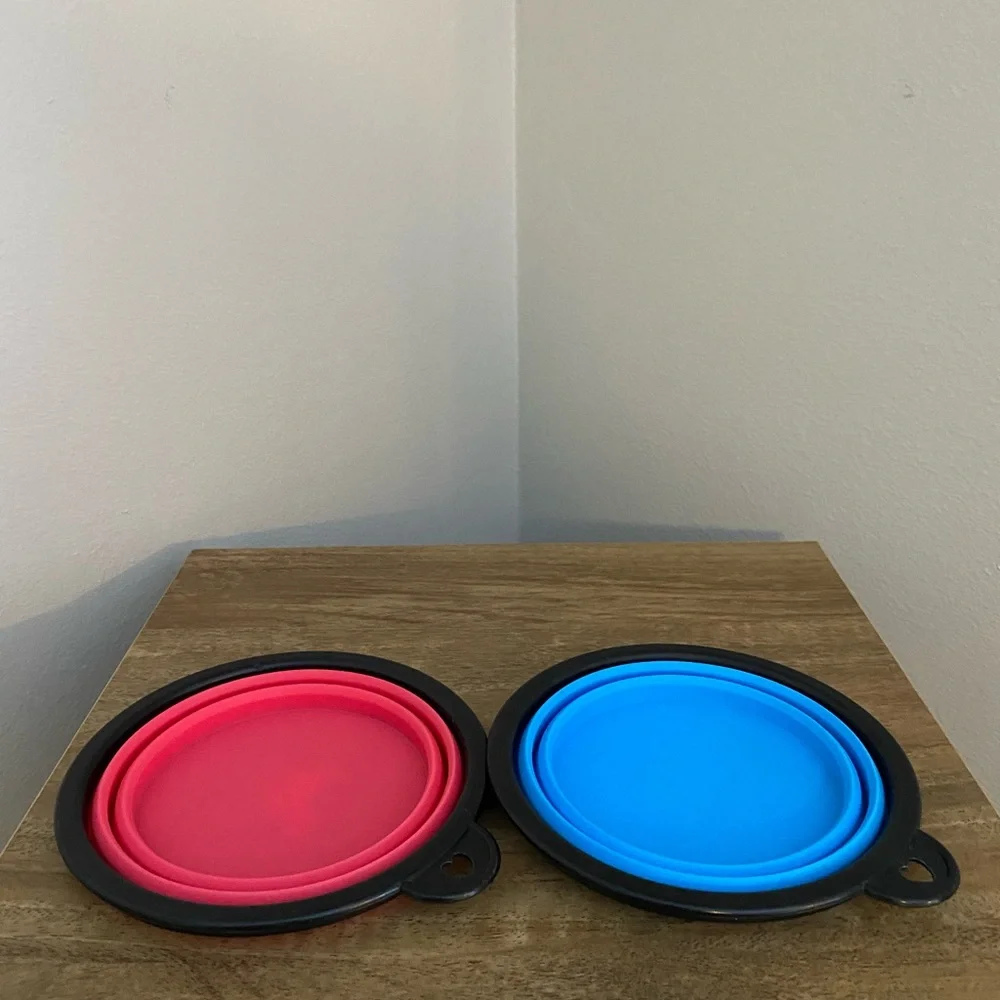 Set of two collapsible dog bowls